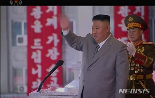 [서울=뉴시스] 박진희 기자 = 북한 조선중앙TV가 10일 오후 노동당 창건 75주년 경축 열병식을 방송하고 있다. (사진= 조선중앙TV 캡처) photo@newsis.com