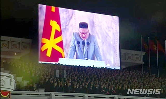 [서울=뉴시스] 박진희 기자 = 북한 조선중앙TV가 10일 오후 노동당 창건 75주년 경축 열병식을 방송하고 있다. (사진= 조선중앙TV 캡처) 2020.10.10. photo@newsis.com