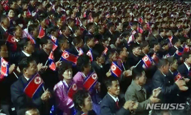 [서울=뉴시스] 박진희 기자 = 북한 조선중앙TV가 10일 오후 노동당 창건 75주년 경축 열병식을 방송하고 있다. (사진= 조선중앙TV 캡처) 2020.10.10.photo@newsis.com