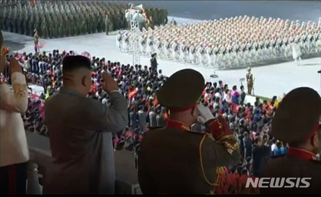 [서울=뉴시스] 박진희 기자 = 북한 조선중앙TV가 10일 오후 노동당 창건 75주년 경축 열병식을 방송하고 있다. (사진= 조선중앙TV 캡처)  2020.10.10.photo@newsis.com