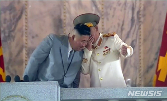 [서울=뉴시스] 박진희 기자 = 북한 조선중앙TV가 10일 오후 노동당 창건 75주년 경축 열병식을 방송하고 있다. (사진= 조선중앙TV 캡처) 2020.10.10.photo@newsis.com