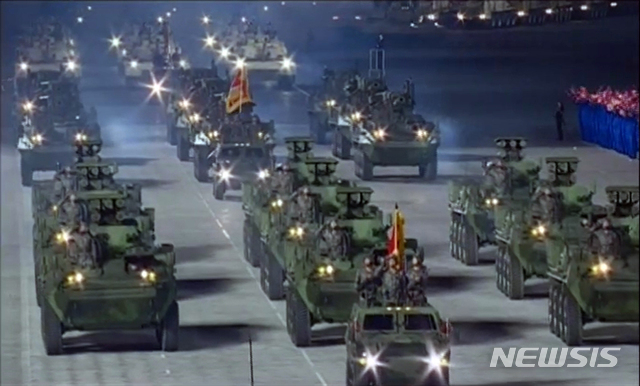 [서울=뉴시스] 박진희 기자 = 북한 조선중앙TV가 10일 오후 노동당 창건 75주년 경축 열병식을 방송하고 있다. (사진= 조선중앙TV 캡처) 2020.10.10.photo@newsis.com