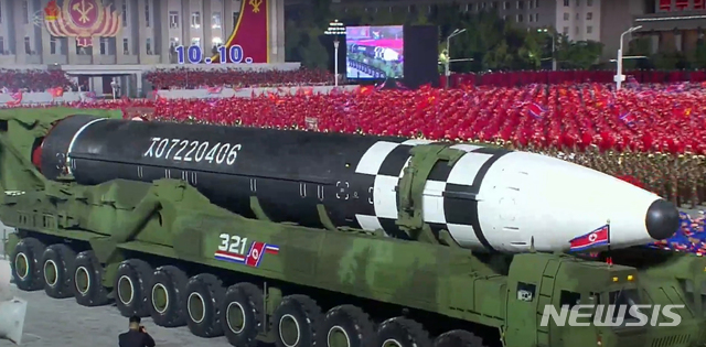 [서울=뉴시스] 박진희 기자 = 북한 조선중앙TV가 10일 오후 방송한 노동당 창건 75주년 경축 열병식에서 신형 대륙간탄도미사일(ICBM)이 공개되고 있다. (사진= 조선중앙TV 캡처) 2020.10.10.photo@newsis.com