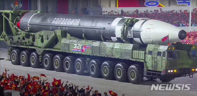 [서울=뉴시스] 박진희 기자 = 북한 조선중앙TV가 10일 오후 방송한 노동당 창건 75주년 경축 열병식에서 신형 대륙간탄도미사일(ICBM)이 공개되고 있다. (사진= 조선중앙TV 캡처)&nbsp; 2020.10.10.photo@newsis.com