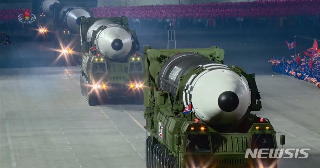[서울=뉴시스] 박진희 기자 = 북한 조선중앙TV가 10일 오후 방송한 노동당 창건 75주년 경축 열병식에서 신형 대륙간탄도미사일(ICBM)이 공개되고 있다. (사진= 조선중앙TV 캡처) 2020.10.10. photo@newsis.com