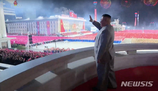 [서울=뉴시스] 박진희 기자 = 북한 조선중앙TV가 10일 오후 노동당 창건 75주년 경축 열병식을 방송하고 있다. (사진= 조선중앙TV 캡처) 2020.10.10. photo@newsis.com