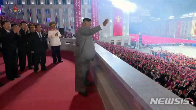 [서울=뉴시스] 박진희 기자 = 북한 조선중앙TV가 10일 오후 노동당 창건 75주년 경축 열병식을 방송하고 있다. (사진= 조선중앙TV 캡처) 2020.10.10.photo@newsis.com