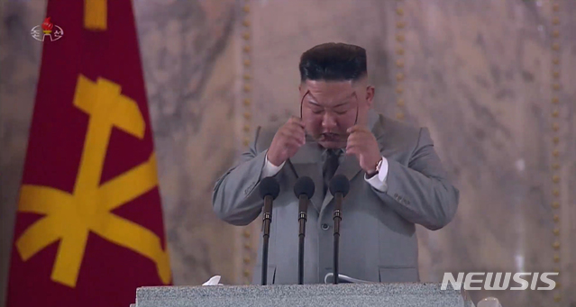 [서울=뉴시스] 박진희 기자 = 북한 조선중앙TV가 10일 오후 김정은 국무위원장이 노동당 창건 75주년 경축 열병식 연설중 울먹이는 모습을 방송하고 있다. (사진= 조선중앙TV 캡처) 2020.10.10. photo@newsis.com 