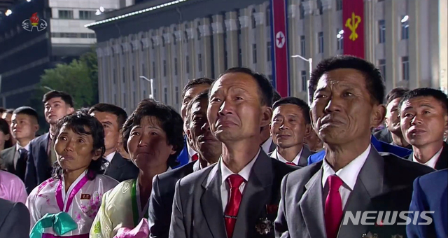 [서울=뉴시스] 박진희 기자 = 북한 조선중앙TV가 10일 오후 노동당 창건 75주년 경축 열병식을 방송하고 있다. (사진= 조선중앙TV 캡처)&nbsp; 2020.10.10.photo@newsis.com