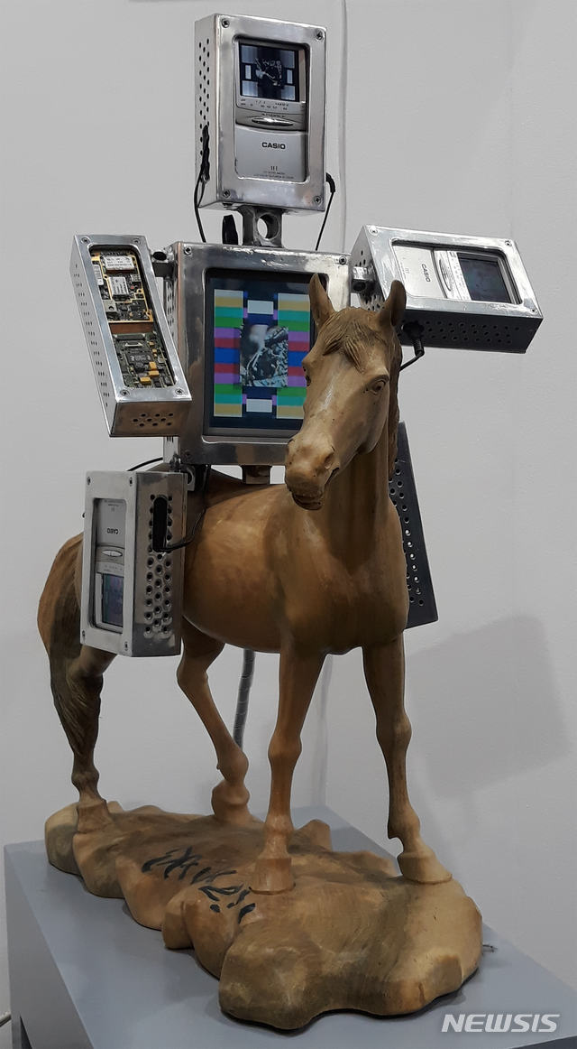 [서울=뉴시스] 백남준(Nam June Paik), 장수왕, Mixed media, 73x 40 x 51 cm, 2001