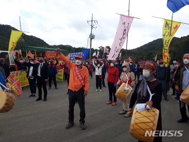 [포항=뉴시스] 강진구 기자 = 경북 포항시 장기면 수성사격장반대대책위원회(위원장 조현측)와 장기면민 90여 명은 11일 오전 포항 수성사격장 입구에서 주한미군 아파치헬기 사격훈련 전면중지와 수성사격장 완전폐쇄를 촉구하는 항의집회를 열었다.(사진=수성사격장반대대책위원회 제공) 2020.10.11. photo@newsis.com