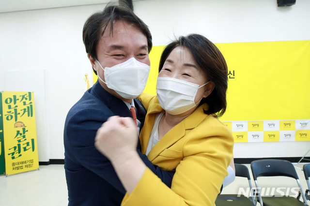 [서울=뉴시스] 최동준 기자 = 심상정 정의당 전 대표가 11일 서울 여의도 국회에서 열린 정의당 5·6기 지도부 이·취임식에서 김종철 신임 대표를 안아주고 있다. (사진공동취재) 2020.10.11. photo@newsis.com