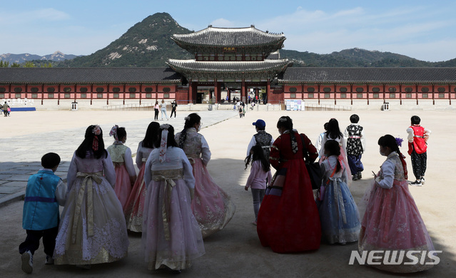 [서울=뉴시스] 이영환 기자 = 시민들과 관광객들이 한글날 연휴 마지막날인 11일 서울 종로구 경복궁을 거닐고 있다. 2020.10.11.&nbsp;&nbsp; 20hwan@newsis.com