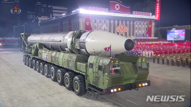 [서울=뉴시스] 북한 조선중앙TV가 10일 오전 0시부터 평양 김일성광장에서 열린 '조선노동당 창건 75주년 기념 열병식'중 신형 대륙간탄도미사일(ICBM)이 11축(양쪽 바퀴 22개)의 이동식발사차량(TEL)에 실려 이동하는 모습을 11일 오전 녹화 중계방송하고 있다. (사진= 조선중앙TV 캡처) 2020.10.11. photo@newsis.com