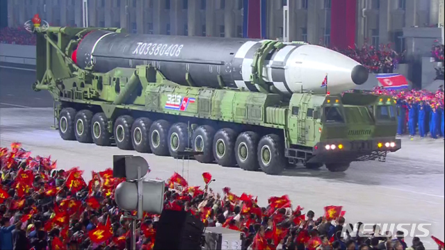 [서울=뉴시스] 북한 조선중앙TV가 10일 오전 0시부터 평양 김일성광장에서 열린 '조선노동당 창건 75주년 기념 열병식'중 신형 대륙간탄도미사일(ICBM)이 11축(양쪽 바퀴 22개)의 이동식발사차량(TEL)에 실려 이동하는 모습을 11일 오전 녹화 중계방송하고 있다. (사진= 조선중앙TV 캡처) 2020.10.11.&nbsp; photo@newsis.com 