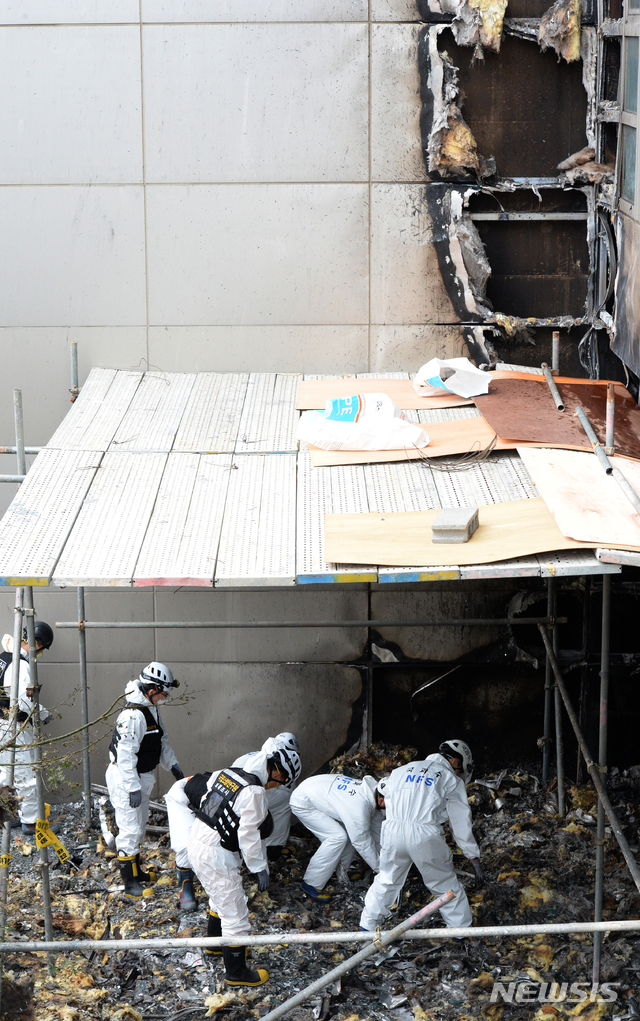 [울산=뉴시스] 배병수 기자 = 지난 8일 발생한 울산시 남구 신정동의 한 33층짜리 주상복합 아파트 화재현장에서 11일 국립과학수사연구원, 경찰, 소방 등이 2차 합동 감식에 앞서 화재 잔해물을 정리하고 있다. 2020.10.11.&nbsp; bbs@newsis.com 