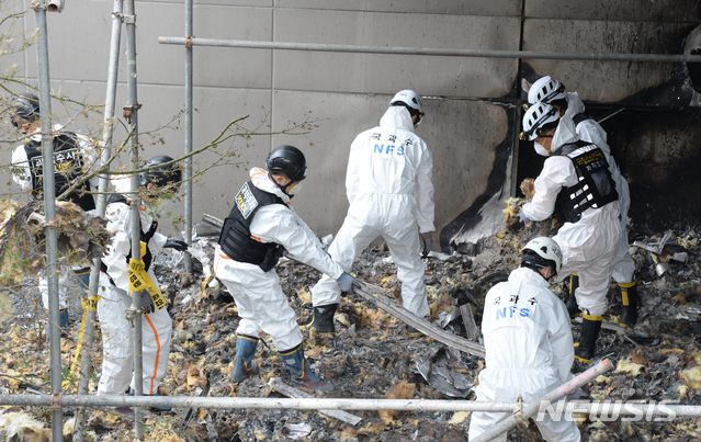 [울산=뉴시스] 배병수 기자 = 지난 8일 오후 발생한 울산 주상복합 아파트 화재현장에서 11일 국립과학수사연구원, 경찰, 소방 등이 2차 합동감식을 진행하고 있다. 2020.10.11.  bbs@newsis.com