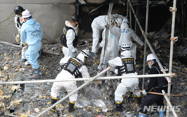 [울산=뉴시스] 배병수 기자 = 지난 8일 발생한 울산시 남구 신정동의 한 33층짜리 주상복합 아파트 화재현장에서 11일 국립과학수사연구원, 경찰, 소방 등이 2차 합동 감식에 앞서 화재 잔해물을 정리하고 있다. 2020.10.11.&nbsp; bbs@newsis.com 