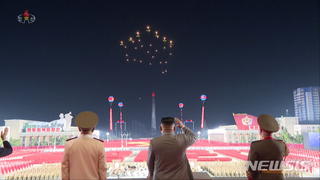 [서울=뉴시스] 북한 조선중앙TV가 10일 오전 0시부터 평양 김일성광장에서 열린 '조선노동당 창건 75주년 기념 열병식'중 전투기들의 비행쇼 모습을 11일 오전 녹화 중계방송하고 있다. (사진= 조선중앙TV 캡처) 2020.10.11. photo@newsis.com