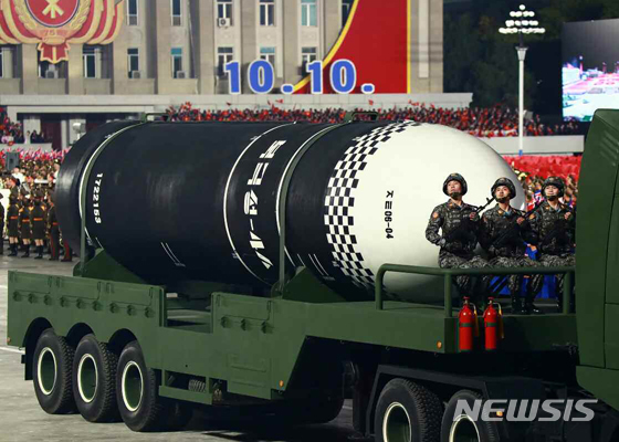 [서울=뉴시스] 북한 노동신문이 10일 평양 김일성광장에서 열린 '조선노동당 창건 75주년 기념 열병식'에 등장한 신형 잠수함발사탄도미사일(SLBM) '북극성-4A형' 모습을 보도했다. (사진=노동신문 캡처) 2020.10.11.&nbsp; photo@newsis.com 