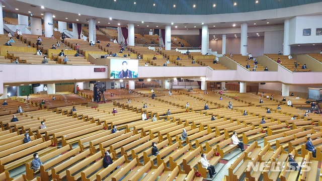 [서울=뉴시스] 박미소 기자 = 11일 오전 서울 영등포구 여의도순복음교회에서 교인들이 사회적 거리두기를 유지하며 예배를 드리고 있다. (사진=여의도순복음교회 제공) 2020.10.11. photo@newsis.com