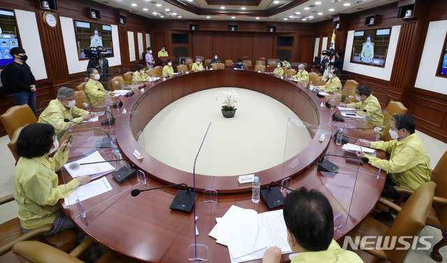 [서울=뉴시스] 고범준 기자 = 정세균 국무총리가 11일 오후 서울 종로구 정부서울청사에서 열린 코로나19 대응 중앙재난안전대책본부 회의에 참석해 발언하고 있다. 2020.10.11. photo@newsis.com