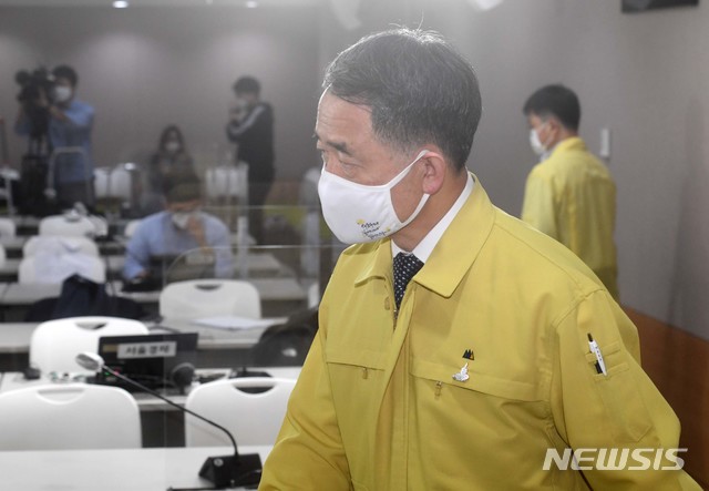[서울=뉴시스] 고범준 기자 = 박능후 중앙재난안전대책본부 1차장(보건복지부 장관)이 11일 오후 서울 종로구 정부서울청사에서 열린 중앙재난안전대책본부 브리핑에서 '사회적 거리두기' 단계 조정안 발표하기 위해 입장하고 있다. 2020.10.11. photo@newsis.com