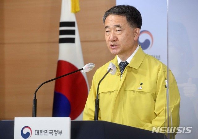 [서울=뉴시스] 고범준 기자 = 박능후 중앙재난안전대책본부 1차장(보건복지부 장관)이 11일 오후 서울 종로구 정부서울청사에서 열린 중앙재난안전대책본부 브리핑에서 '사회적 거리두기' 단계 조정안을 발표하고 있다. 2020.10.11.&nbsp; photo@newsis.com