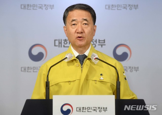 [서울=뉴시스] 고범준 기자 = 박능후 중앙재난안전대책본부 1차장(보건복지부 장관)이 11일 오후 서울 종로구 정부서울청사에서 열린 중앙재난안전대책본부 브리핑에서 '사회적 거리두기' 단계 조정안을 발표하고 있다. 2020.10.11. photo@newsis.com