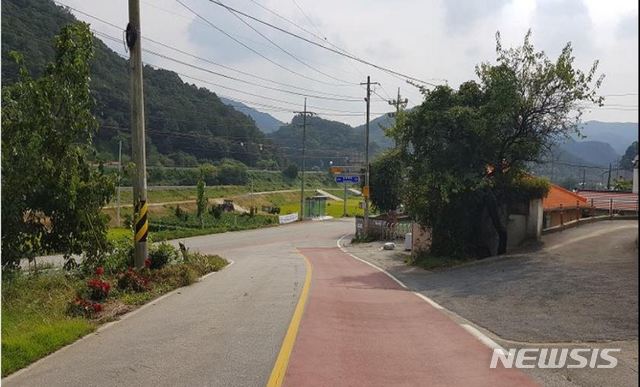 [괴산=뉴시스]강신욱 기자 = 충북 괴산군은 사리면 화산리 상리경로당과 신촌경로당, 이곡리 월현경로당 등 3곳의 경로당 주변도로를 노인보호구역으로 신규 지정하기로 하고 행정 예고했다. 사진은 신촌경로당 주변도로. (사진=괴산군 제공) 2020.10.12. photo@newsis.com