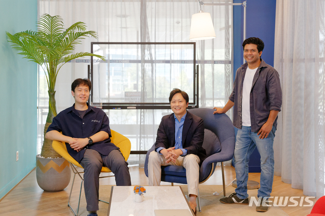 [울산=뉴시스] 구미현 기자 = UNIST 바이오메디컬공학과 김하진 교수팀이 크리스퍼(CRISPR) 유전자가위 기술 기반 DNA 위치 추적 기술을 개발했다. 사진 오른쪽부터 나렌드라 차드리 연구원, 김하진 교수, 노시형 연구원. 2020.10.12. (사진=UNIST 제공)photo@newsis.com