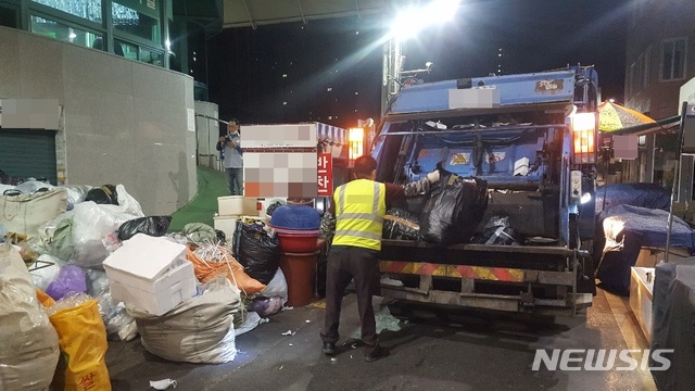 [대구=뉴시스]정창오 기자=대구시 중구 서문시장에서 폐기물 위·수탁 처리업체가 12일 오전 업무를 수행하고 있다. 2020.10.12. jco@newsis.com