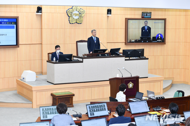 [여수=뉴시스]김석훈 기자 = 12일 전남 여수시의회 제205회 임시회가 열린 본회의장에서 전창곤 의장이 여수해상케이블카의 공익기부 미이행에 대한 여수시의 단호한 행정조치를 촉구하고 있다. (사진=여수시의회 제공) 2020.10.12. photo@newsis.com