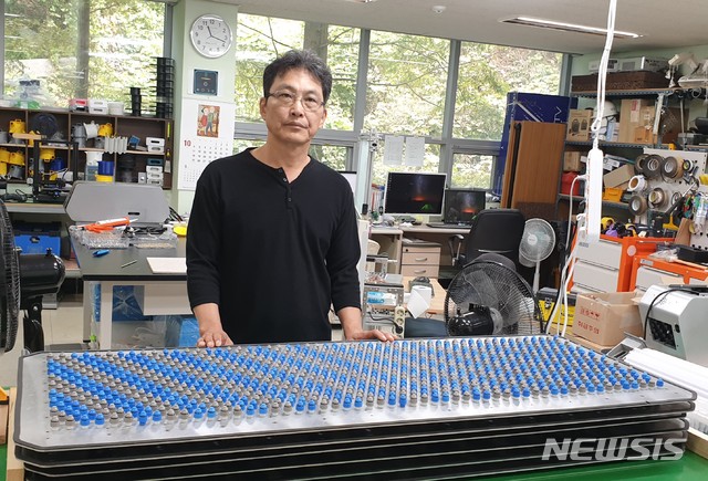 [창원=뉴시스] 홍정명 기자=12일 경남 창원의 ㈜미래에스비 김동기 대표가 신발바닥청소기 '슈크린'의 에어크린 매트 조립 상태를 확인하고 있다. 2020.10.12. hjm@newsis.com 