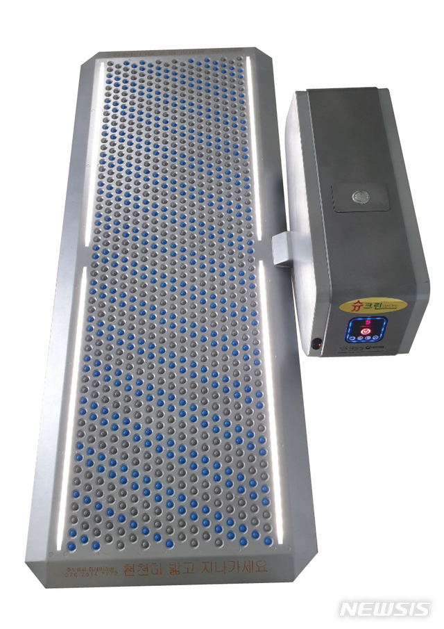 [창원=뉴시스] 경남 창원 ㈜미래에스비가 개발한 신발바닥청소기 '슈크린'.(사진=미래에스비 제공) 2020.10.12. photo@newsis.com