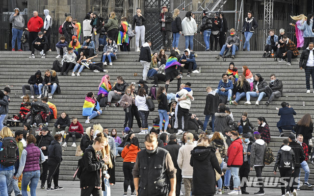 [쾰른=AP/뉴시스] 10월11일(현지시간) 독일 쾰른의 쾰른 대성당 앞에 마스크를 쓰지 않은 젊은이들이 사회적 거리 두기를 무시한 채 모여 있다. 2020.10.12.