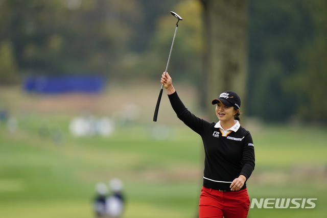 [뉴타운스퀘어=AP/뉴시스]김세영이 11일(현지시간) 미 펜실베이니아주 뉴타운 스퀘어의 애러니밍크GC에서 열린 KPMG 위민스 PGA 챔피언십 최종라운드 18번 홀 경기를 마치고 퍼터를 번쩍 들고 있다. 김세영은 최종합계 14언더파 266타로 우승하며 LPGA 투어 통산 11번째, 자신의 생애 첫 메이저대회 우승을 일궈냈다. 2020.10.12.