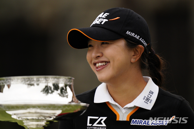 [뉴타운스퀘어=AP/뉴시스]김세영이 11일(현지시간) 미 펜실베이니아주 뉴타운 스퀘어의 애러니밍크GC에서 막을 내린 KPMG 위민스 PGA 챔피언십에서 우승, 트로피를 들고 활짝 웃고 있다. 김세영은 최종합계 14언더파 266타로 우승하며 LPGA 투어 통산 11번째, 자신의 생애 첫 메이저대회 우승을 일궈냈다. 2020.10.12.