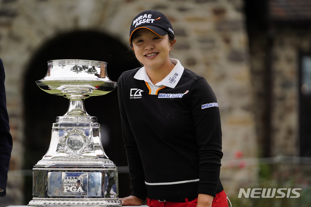  [뉴타운스퀘어=AP/뉴시스]김세영이 11일(현지시간) 미 펜실베이니아주 뉴타운 스퀘어의 애러니밍크GC에서 막을 내린 KPMG 위민스 PGA 챔피언십에서 우승, 트로피와 함께 포즈를 취하고 있다. 김세영은 최종합계 14언더파 266타로 우승하며 LPGA 투어 통산 11번째, 자신의 생애 첫 메이저대회 우승을 일궈냈다. 2020.10.12. 