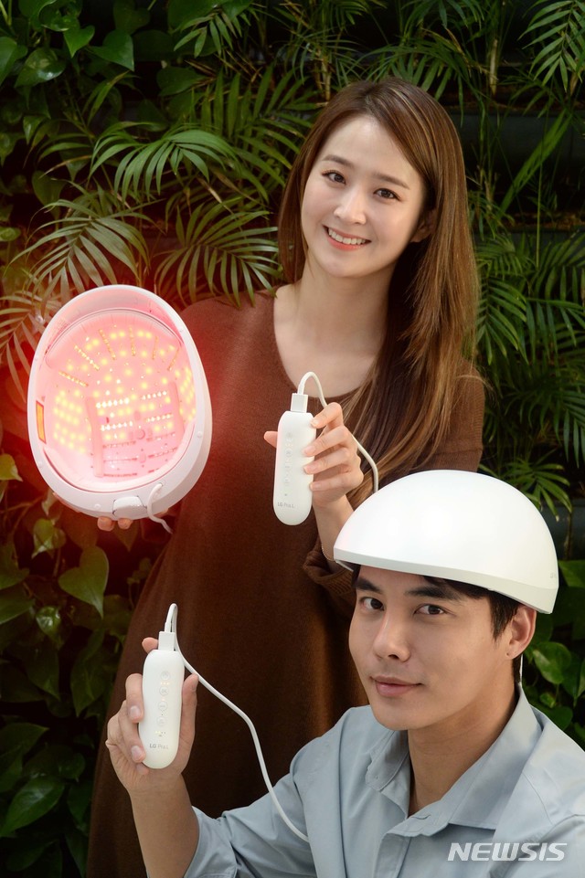 [서울=뉴시스]LG전자가 대국민 사연 공모 행사를 통해 총 100명을 선정, LG 프라엘 메디헤어를 무상 제공하는 이벤트를 연다고 12일 밝혔다. LG전자는 이달 말 LG 프라엘 메디헤어를 정식 출시한다. 모델들이 LG 프라엘 메디헤어를 소개하고 있다. (사진=LG전자 제공) 2020.10.12. photo@newsis.com