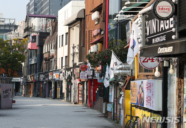 [서울=뉴시스] 고승민 기자 = 정부가 코로나19 확산 방지를 위한 사회적 거리두기 2단계를 1단계로 조정한 12일 오전 서울 마포구 홍대 거리 일대 모습. 대형학원·뷔페 등 고위험시설 10종은 집합금지가 해제되지만, 시설별 특성에 따른 핵심 방역수칙을 반드시 지켜야 한다. 클럽 등 유흥주점, 콜라텍, 단란주점, 감성주점, 헌팅포차 등 유흥시설 5종에선 시설 허가·신고면적 4제곱미터(㎡, 약 1.12평)당 1명으로 이용 인원을 제한하는 등 강화된 수칙을 추가해 적용한다. 2020.10.12.kkssmm99@newsis.com