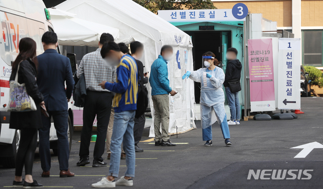 [서울=뉴시스] 조수정 기자 = 12일 오전 서울 중구 국립중앙의료원 코로나19 선별진료소에서 시민과 해외출국예정자들이 검사를 받기 위해 줄서 기다리고 있다. 2020.10.12.&nbsp; chocrystal@newsis.com