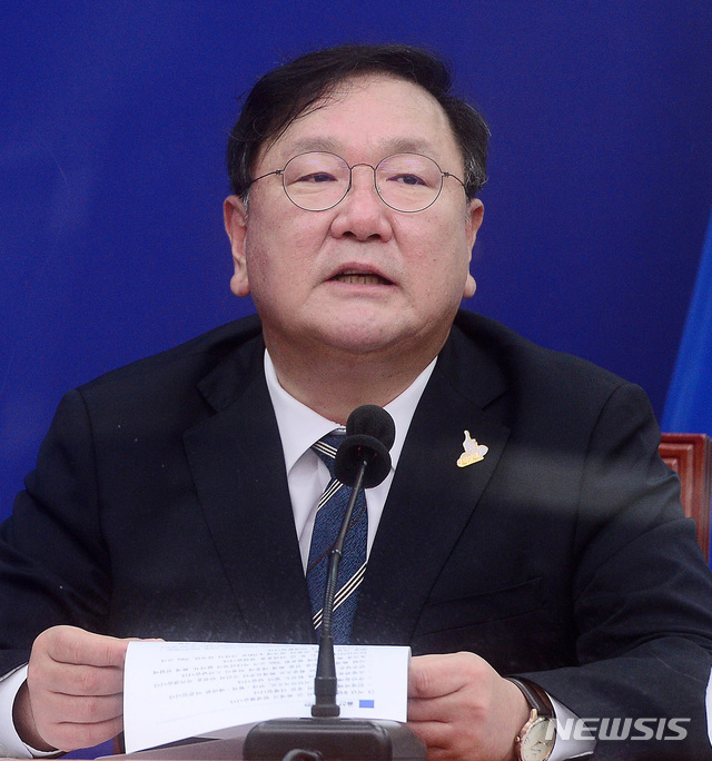 [서울=뉴시스] 김선웅 기자 = 김태년 더불어민주당 원내대표가 12일 서울 여의도 국회에서 열린 최고위원회의에 참석해 현안 관련 발언을 하고 있다. (공동취재사진) 2020.10.12.&nbsp; photo@newsis.com