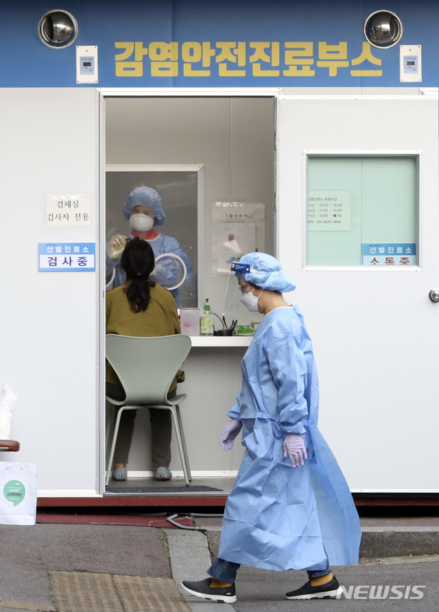 [서울=뉴시스]최진석 기자 = 신종 코로나바이러스 감염증(코로나19) 신규 확진자가 97명 발생한 12일 서울 양천구 양천구보건소에서 차려진 신종 코로나바이러스 감염증(코로나19) 선별진료소에서 의료진이 검체를 채취하고 있다. 2020.10.12.myjs@newsis.com