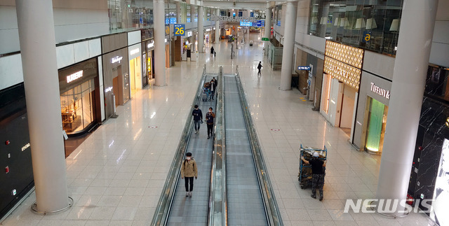 [인천공항=뉴시스]홍찬선 기자 = 인천공항 면세구역이 한산한 모습을 보이고 있다. 2020.10.12. mania@newsis.com