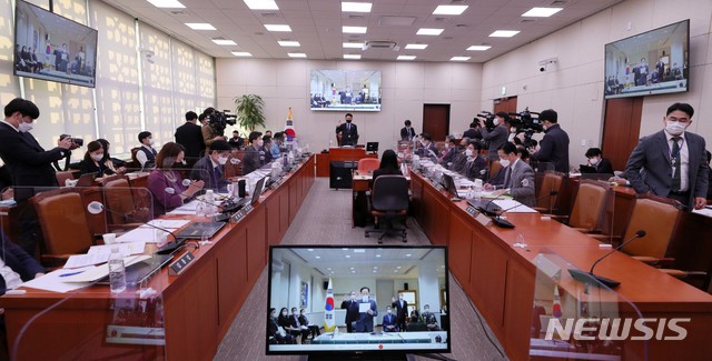 [서울=뉴시스]김선웅 기자 = 이수혁 주미대사가 12일 국회에서 열린 외교통일위원회의에 주미대사관 등에 대한 국정감사에서 증인선서를 하고 있다. 이날 주미대사 국정감사는 코로나19 예방을 위해 화상 회의 방식으로 진행되었다. 해외 공관과 화상연결 국감은 헌정사상 처음이다. (공동취재사진) 2020.10.12.&nbsp; photo@newsis.com