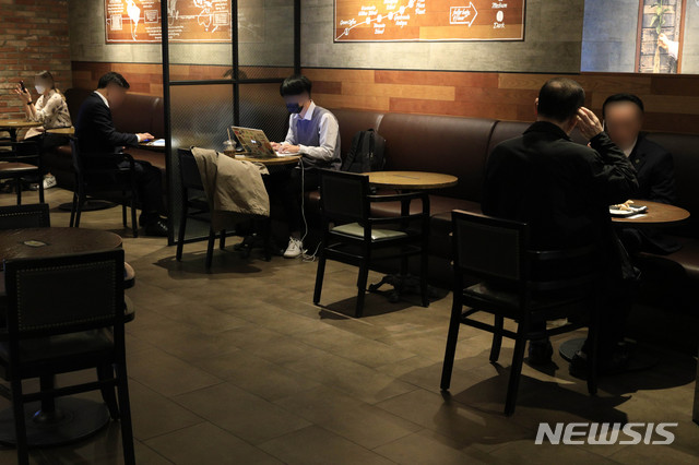 [서울=뉴시스] 박민석 기자 = 사회적 거리두기 단계가 1단계로 조정된 12일 오전 서울 시내의 한 커피전문점에서 시민들이 거리를 두고 앉아 있다. 2020.10.12. mspark@newsis.com *위 사진은 해당 기사와 관련이 없음