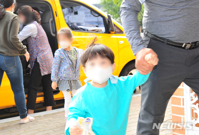 [광주=뉴시스] 김혜인 기자 = 사회적거리두기 1단계가 시행된 12일 오전 광주 남구 주월동 한 어린이집에서 원아가 등원하고 있다. 2020.10.12.&nbsp; hyein0342@newsis.com 