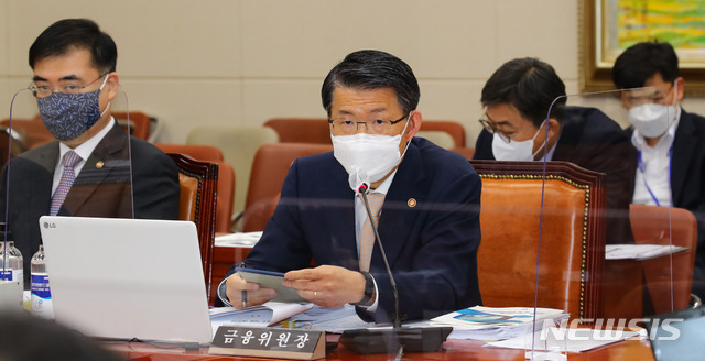 [서울=뉴시스]김선웅 기자 = 은성수 금융위원장이 12일 오전 국회에서 열린 정무위원회 국정감사에서 의원들의 질문에 답변하고 있다. (공동취재사진) 2020.10.12. photo@newsis.com