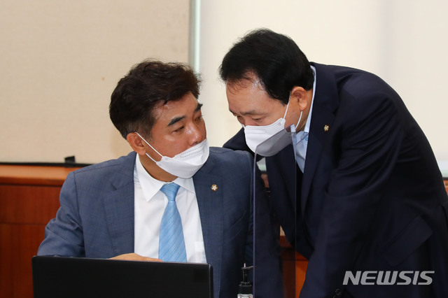 [서울=뉴시스]김선웅 기자 = 12일 오전 국회에서 열린 정무위원회 국정감사에서 더불어민주당 김병욱 간사(왼쪽)와 국민의힘 성일종 간사(오른쪽)가 대화하고 있다. (공동취재사진) 2020.10.12. photo@newsis.com